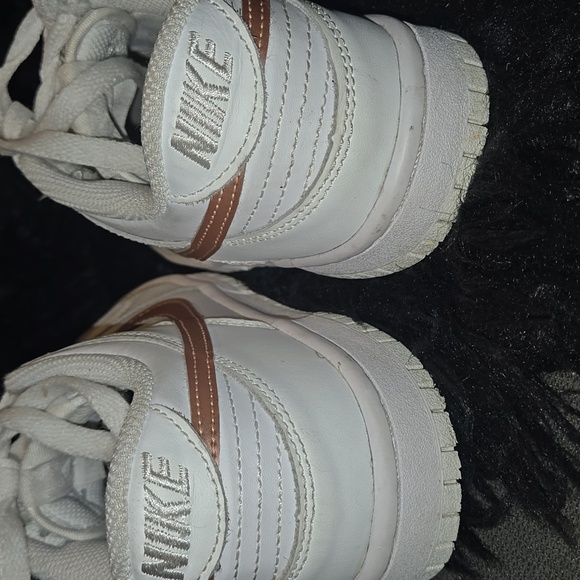 Dunk Low Grade School "White Metallic Red Bronze" - Picture 5 of 5